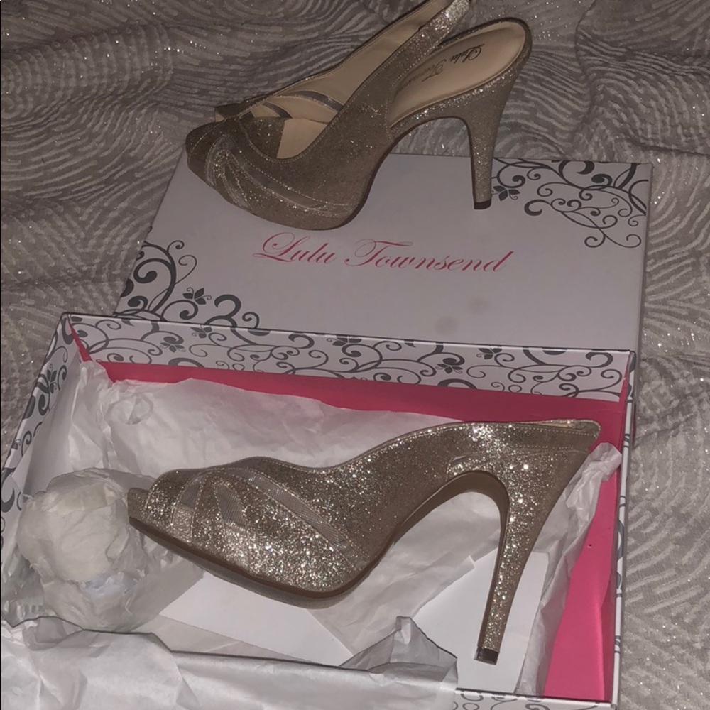 champagne colored heels. worn once